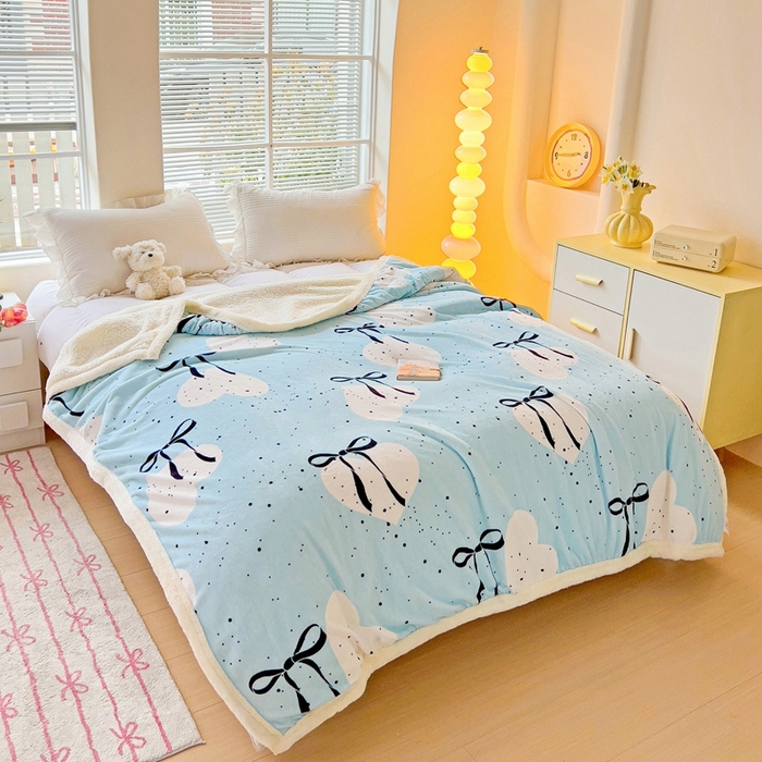 91家纺网 家纺一手货源 找家纺 鑫喜莱家纺 2024新款牛奶绒羊羔绒盖毯毛毯毯子午睡毯 蓝色蝴蝶结