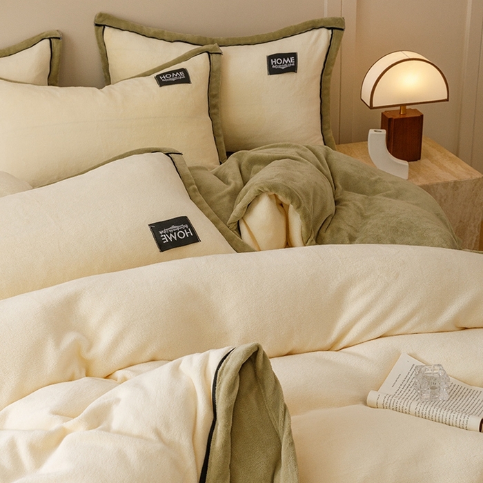 91家纺网 家纺一手货源 找家纺 蜜柚 2024新款纯色简约双拼高克重牛奶绒包边四件套 奶昔白+莫迪绿