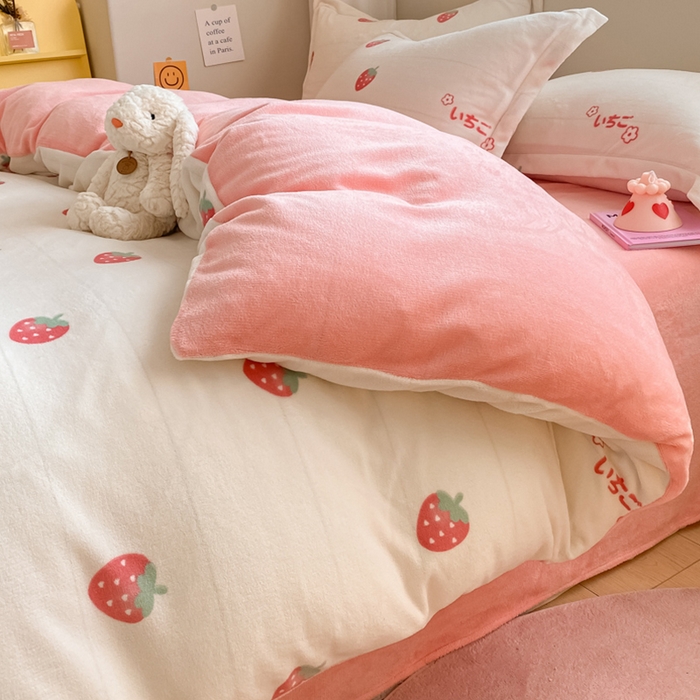 91家纺网 家纺一手货源 找家纺 梦之岛 2024新款高克重小清新印花牛奶绒保暖四件套 草莓兔