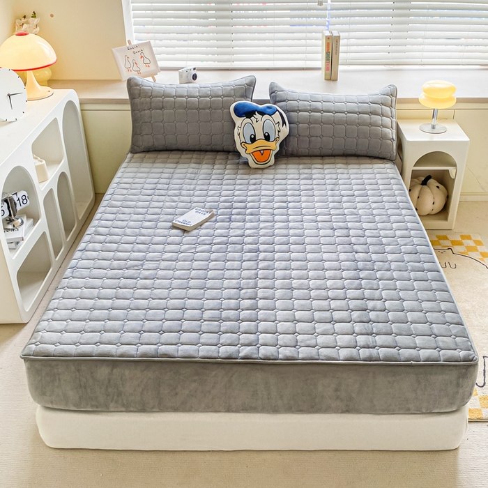 91家纺网 家纺一手货源 找家纺 卡伦家纺 2025新款A类牛奶绒大豆纤维抗菌夹棉床笠 高级灰