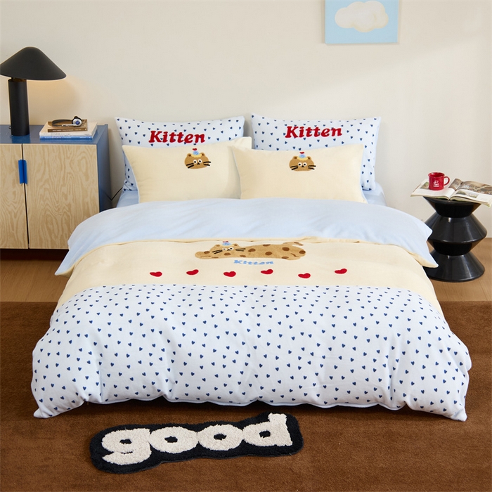 91家纺网 家纺一手货源 找家纺 呗旺鹿 2024新款高克重小清新拼接款毛巾绣牛奶绒四件套原创 小猫