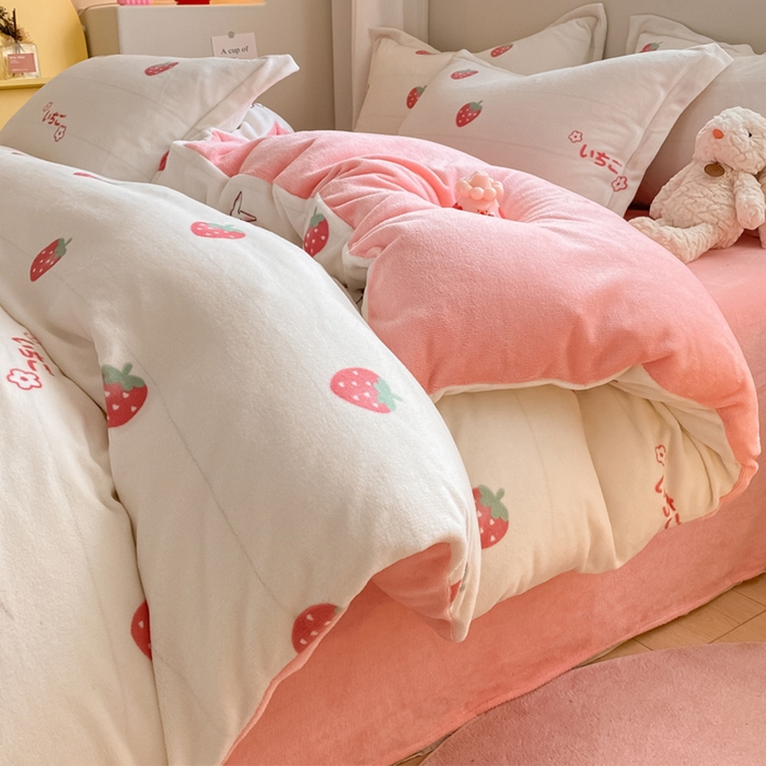 91家纺网 家纺一手货源 找家纺 梦之岛 2024新款高克重小清新印花牛奶绒保暖四件套 草莓兔