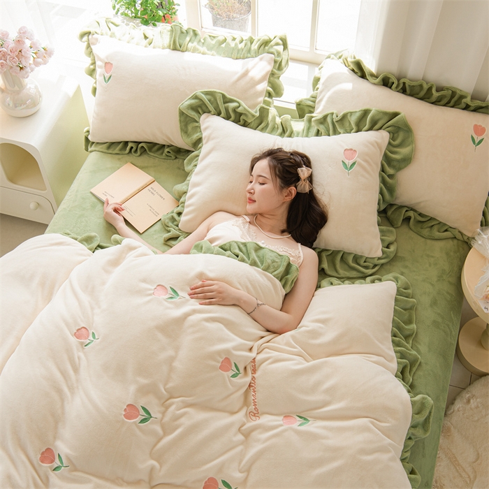 91家纺网 家纺一手货源 找家纺 笙意家纺 2025新款牛奶绒花边郁金香花卉樱桃刺绣四件套 郁金香-奶昔白+月牙绿