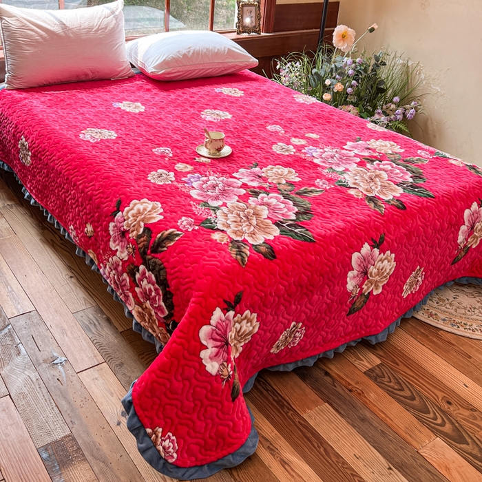 91家纺网 家纺一手货源 找家纺 有品 2025年牛奶绒花边5D跑量款夹棉床盖 国色天香