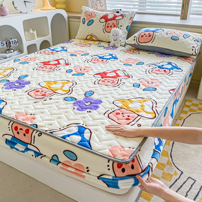 91家纺网 家纺一手货源 找家纺 卡伦家纺 2025新款A类牛奶绒大豆纤维抗菌夹棉床笠 花间蘑力