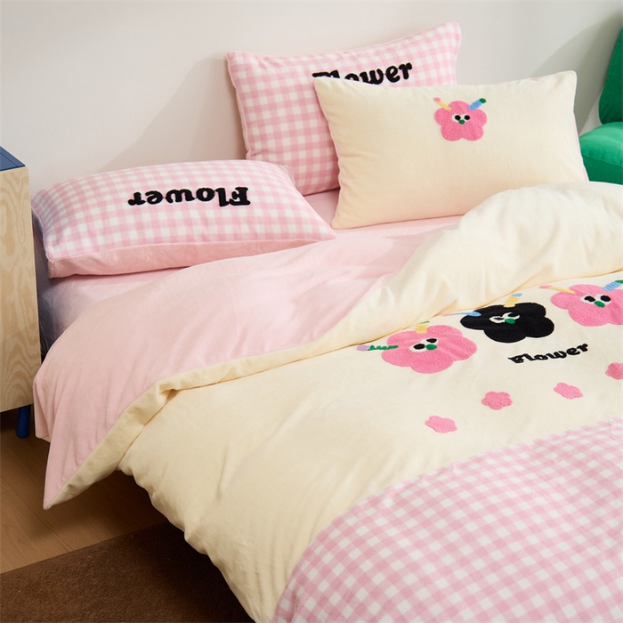 91家纺网 家纺一手货源 找家纺 呗旺鹿 2024新款高克重小清新拼接款毛巾绣牛奶绒四件套原创 花花