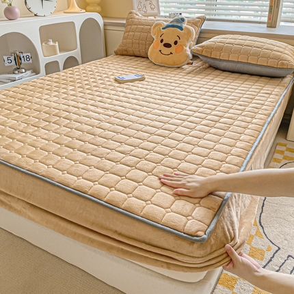 91家纺网 家纺一手货源 找家纺 卡伦家纺 2025新款A类牛奶绒大豆纤维抗菌夹棉床笠 香槟金