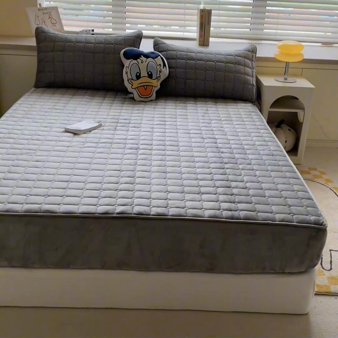 91家纺网 家纺一手货源 找家纺 卡伦家纺 2025新款A类牛奶绒大豆纤维抗菌夹棉床笠 高级灰