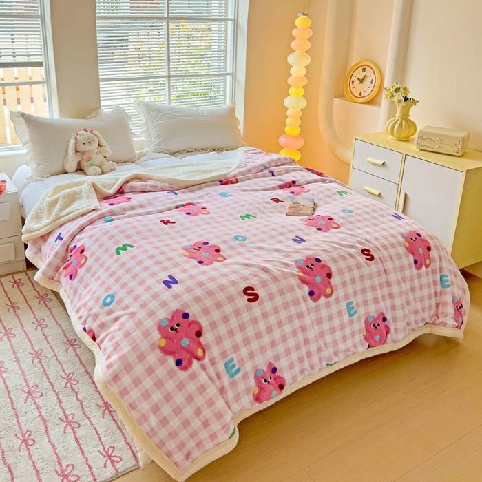 91家纺网 家纺一手货源 找家纺 鑫喜莱家纺 2024新款牛奶绒羊羔绒盖毯毛毯毯子午睡毯 粉格小怪兽