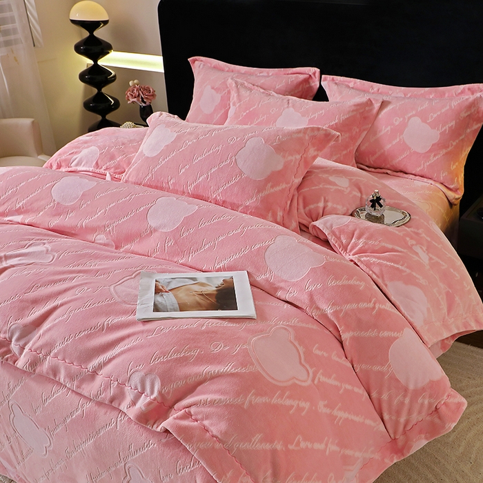 91家纺网 家纺一手货源 找家纺 席之家 2024新款A类平雕印花全消光260克雅丝绒四件套米奇粉