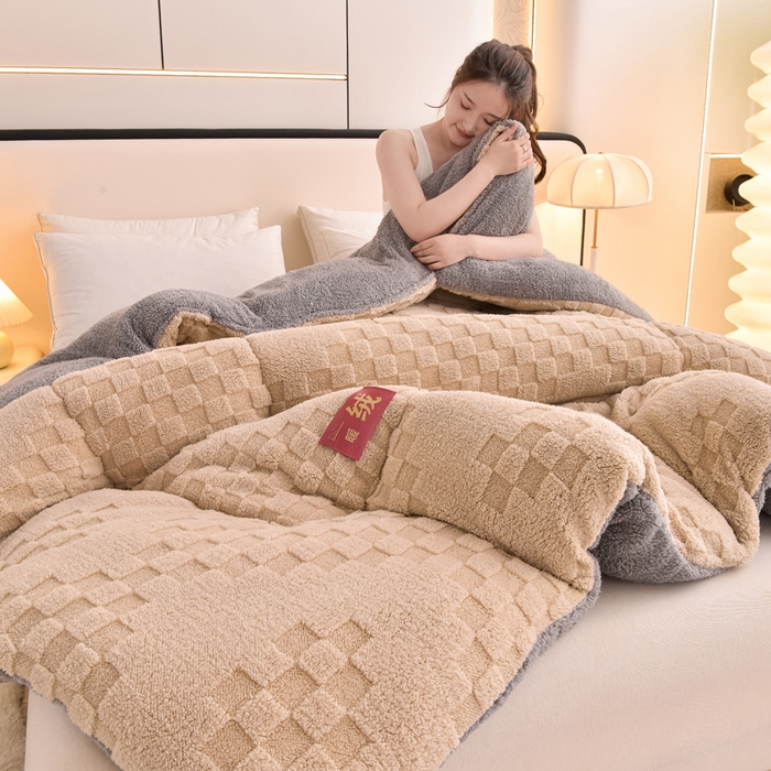 91家纺网 家纺一手货源 找家纺 2025全新塔芙绒冬被加厚牛奶绒羊羔绒被子被芯 暖绒卡其