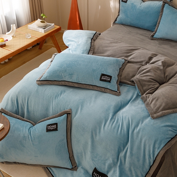91家纺网 家纺一手货源 找家纺 蜜柚 2024新款纯色简约双拼高克重牛奶绒包边四件套 北极蓝+高级灰