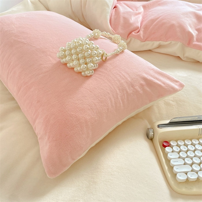 91家纺网 家纺一手货源 找家纺 857家居 2024新款A类牛奶绒纯色双拼四件套 奶昔粉