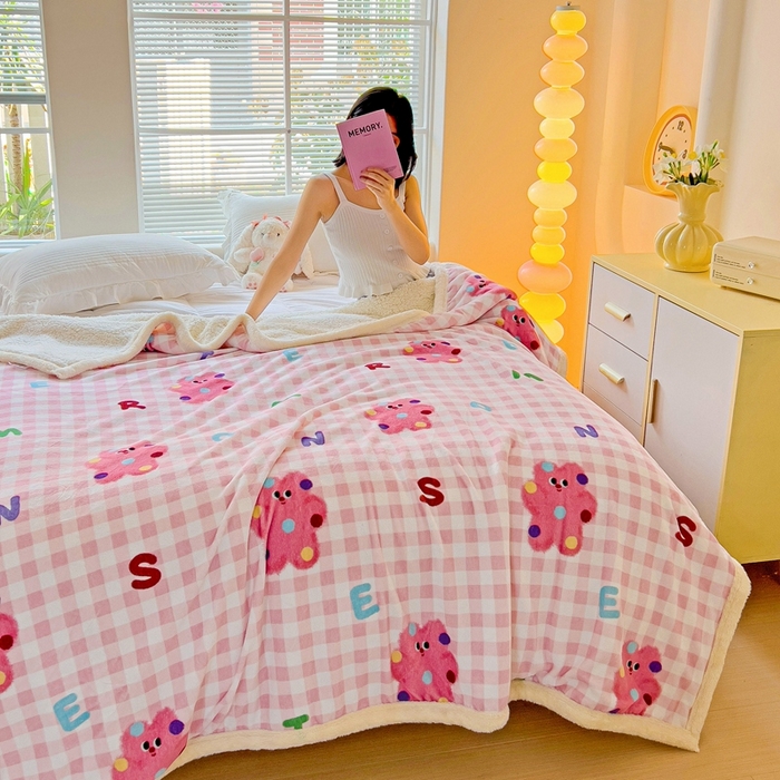 91家纺网 家纺一手货源 找家纺 鑫喜莱家纺 2024新款牛奶绒羊羔绒盖毯毛毯毯子午睡毯 粉格小怪兽