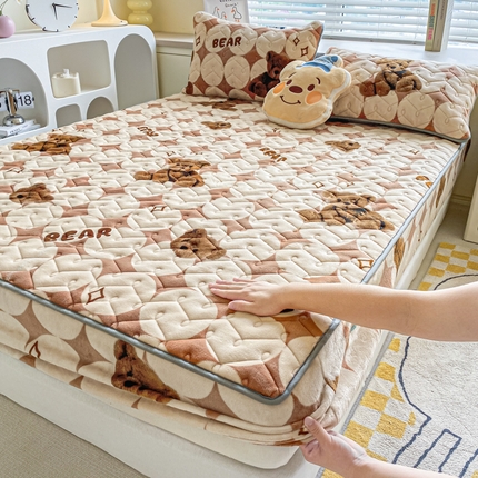 卡伦家纺 2025新款A类牛奶绒大豆纤维抗菌夹棉床笠 熊熊世界