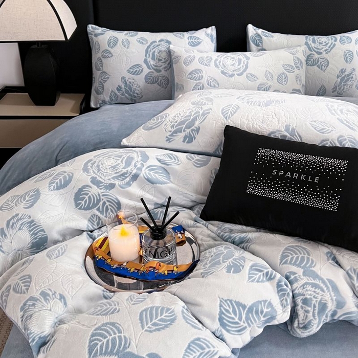 91家纺网 家纺一手货源 找家纺 HL原创 2024新款轻奢风雕花牛奶绒四件套 玫瑰庄园-蓝