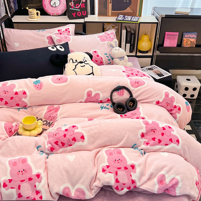 91家纺网 家纺一手货源 找家纺 HL原创 2024新款黑色场景印花牛奶绒四件套 多巴胺兔