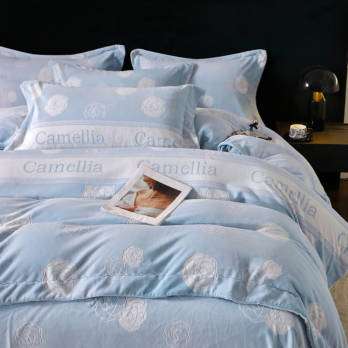 91家纺网 家纺一手货源 找家纺 席之家 2024新款A类平雕印花全消光260克雅丝绒四件套香奈茶花蓝