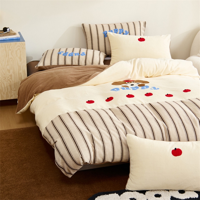 91家纺网 家纺一手货源 找家纺 呗旺鹿 2024新款高克重小清新拼接款毛巾绣牛奶绒四件套原创 苹果小狗