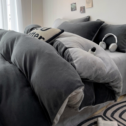 91家纺网 家纺一手货源 找家纺 觅妮家纺 2025新款全消光200g简约高克重秋冬加厚双拼牛奶绒单被套 深浅灰