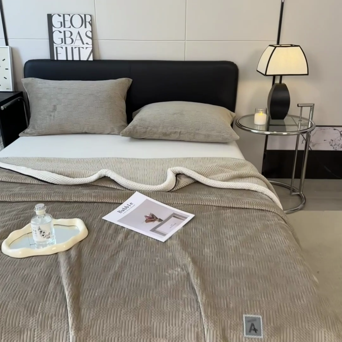 91家纺网 家纺一手货源 找家纺 欧邦 新款简约针织绒毯牛奶绒包边单层毛毯 风铃咖（白边）