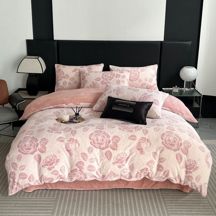 91家纺网 家纺一手货源 找家纺 HL原创 2024新款轻奢风雕花牛奶绒四件套 玫瑰庄园-粉