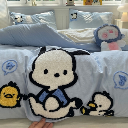 91家纺网 家纺一手货源 找家纺 （总）奈颜 2024正版授权三丽鸥爆款超柔水洗棉纯色毛巾绣四件套学生三件套（含防伪吊牌）-摄影图