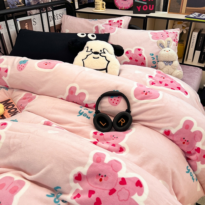 91家纺网 家纺一手货源 找家纺 HL原创 2024新款黑色场景印花牛奶绒四件套 多巴胺兔