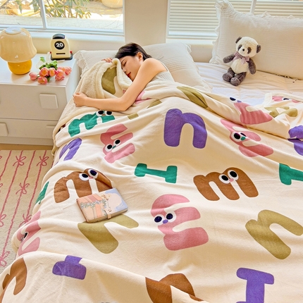 鑫喜莱家纺 2024新款牛奶绒羊羔绒盖毯毛毯毯子午睡毯 字母涂鸦