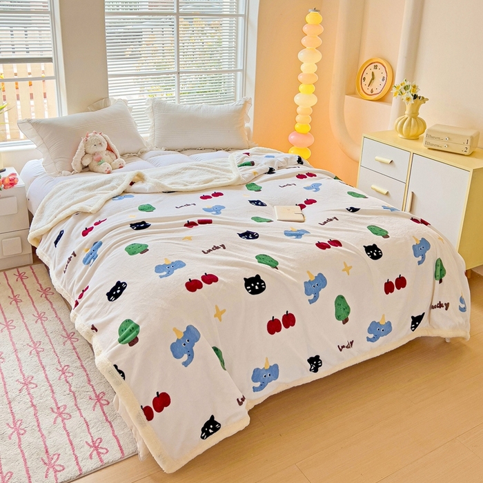 91家纺网 家纺一手货源 找家纺 鑫喜莱家纺 2024新款牛奶绒羊羔绒盖毯毛毯毯子午睡毯 萌趣森林