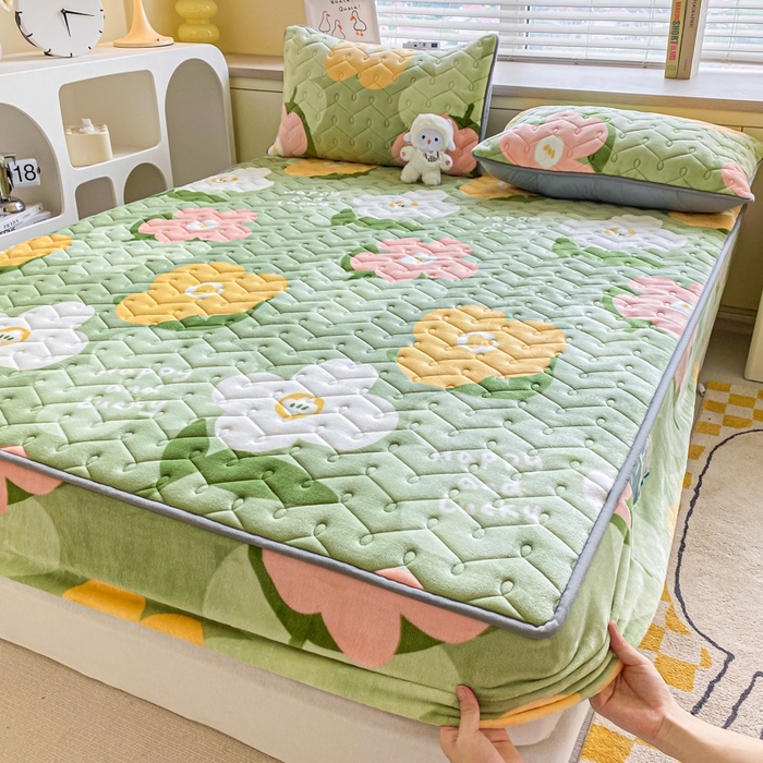 91家纺网 家纺一手货源 找家纺 卡伦家纺 2025新款A类牛奶绒大豆纤维抗菌夹棉床笠 花之谷