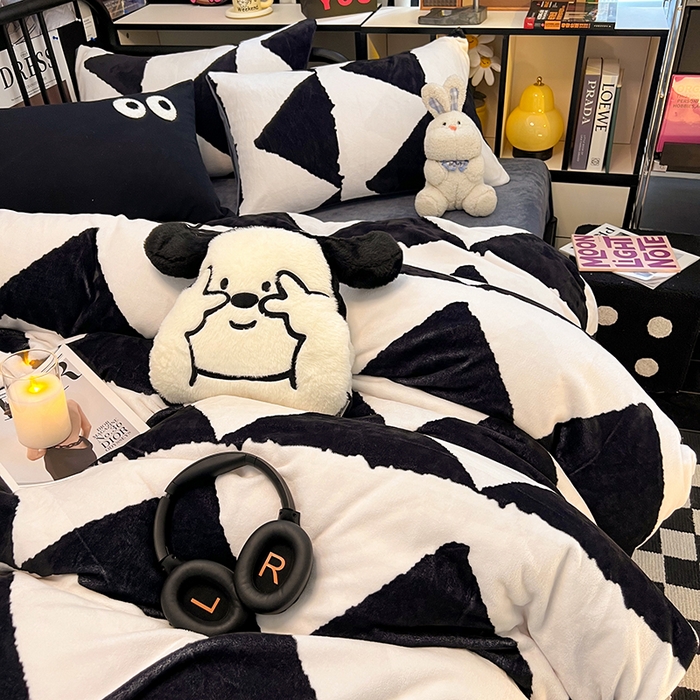 91家纺网 家纺一手货源 找家纺 HL原创 2024新款黑色场景印花牛奶绒四件套 三角空间