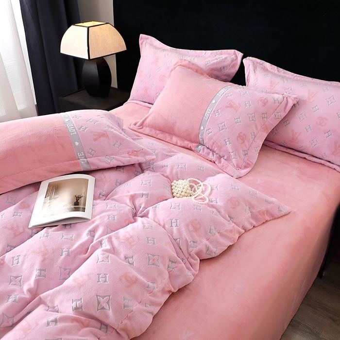 91家纺网 家纺一手货源 找家纺 席之家 2024新款A类平雕印花全消光260克雅丝绒四件套 胭脂粉