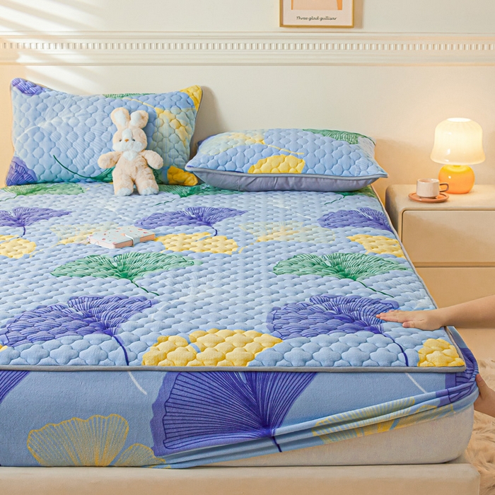 91家纺网 家纺一手货源 找家纺 卡伦家纺 2025新款A类牛奶绒大豆纤维抗菌夹棉床笠 金叶飘香