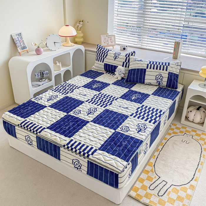 91家纺网 家纺一手货源 找家纺 卡伦家纺 2025新款A类牛奶绒大豆纤维抗菌夹棉床笠 花开一夏