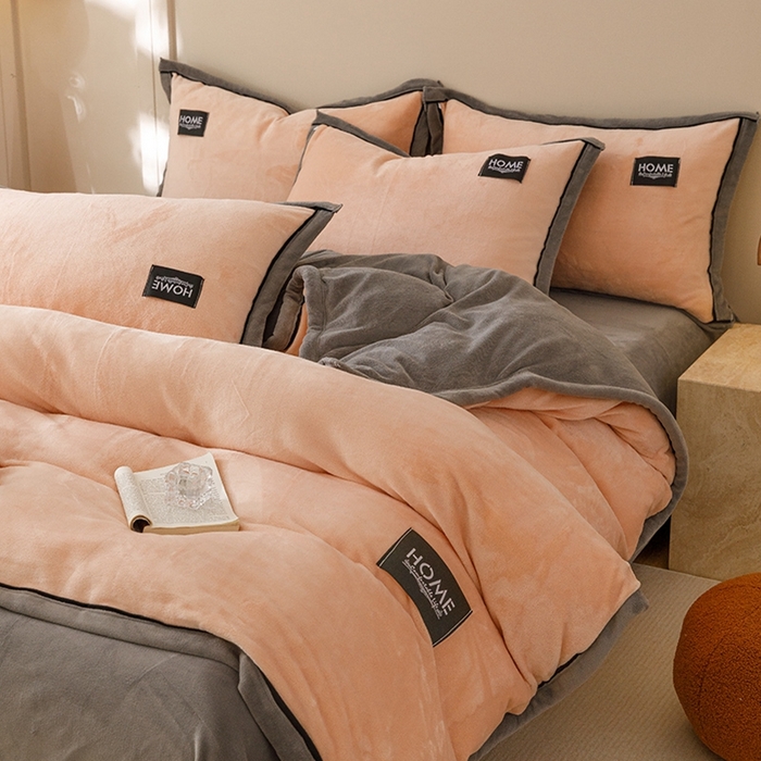 91家纺网 家纺一手货源 找家纺 蜜柚 2024新款纯色简约双拼高克重牛奶绒包边四件套 桃粉+高级灰