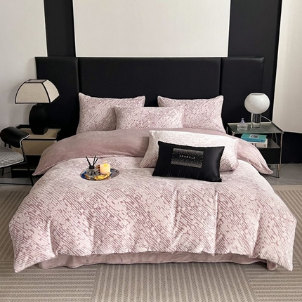 91家纺网 家纺一手货源 找家纺 HL原创 2024新款轻奢风雕花牛奶绒四件套 流星雨粉