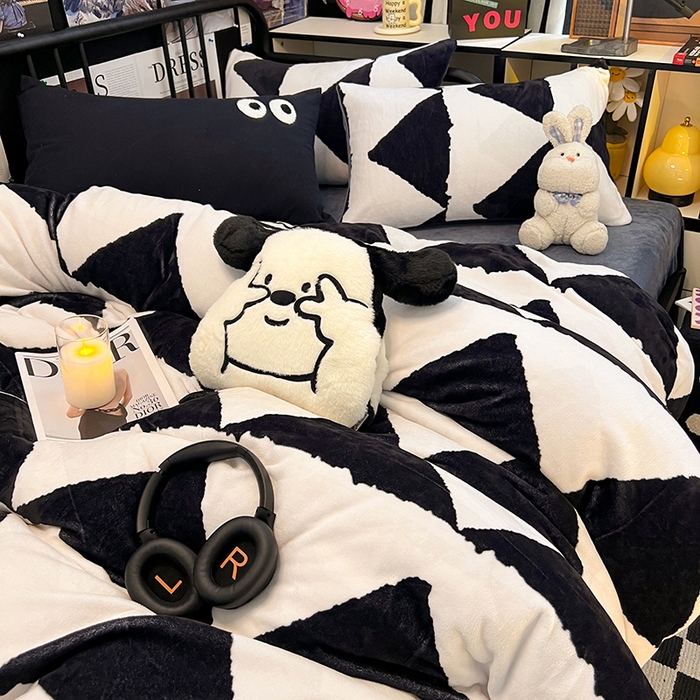 91家纺网 家纺一手货源 找家纺 HL原创 2024新款黑色场景印花牛奶绒四件套 三角空间