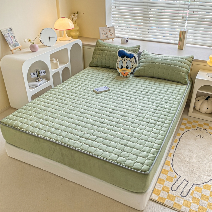 91家纺网 家纺一手货源 找家纺 卡伦家纺 2025新款A类牛奶绒大豆纤维抗菌夹棉床笠 抹茶绿