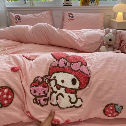 91家纺网 家纺一手货源 找家纺 奈颜 2024正版授权三丽鸥爆款超柔水洗棉纯色毛巾绣四件套学生三件套（含防伪吊牌）-摄影图 美乐蒂-浅粉