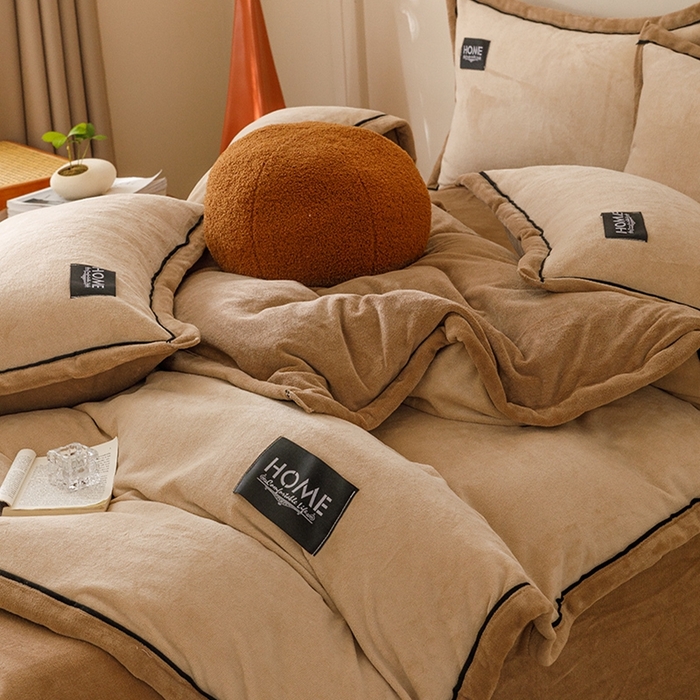 91家纺网 家纺一手货源 找家纺 蜜柚 2024新款纯色简约双拼高克重牛奶绒包边四件套 奶茶+可可咖