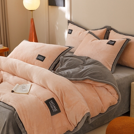 91家纺网 家纺一手货源 找家纺 （总）蜜柚 2024新款纯色简约双拼高克重牛奶绒包边四件套1