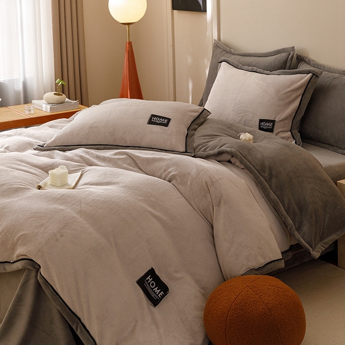 91家纺网 家纺一手货源 找家纺 蜜柚 2024新款纯色简约双拼高克重牛奶绒包边四件套 银灰+高级灰
