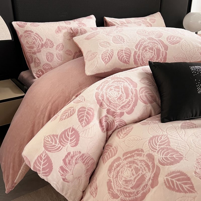 91家纺网 家纺一手货源 找家纺 HL原创 2024新款轻奢风雕花牛奶绒四件套 玫瑰庄园-粉