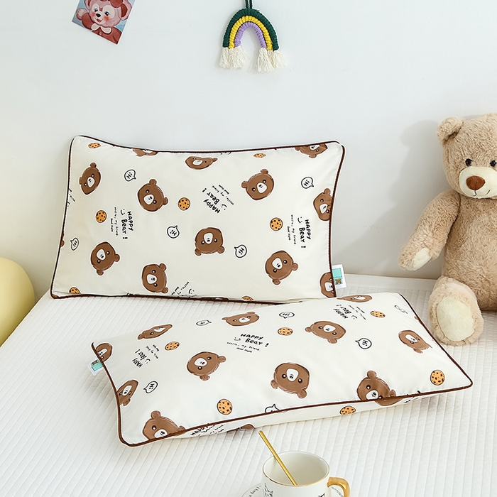 91家纺网 家纺一手货源 找家纺 2024新款A类60支印花儿童枕头套 饼干熊咖