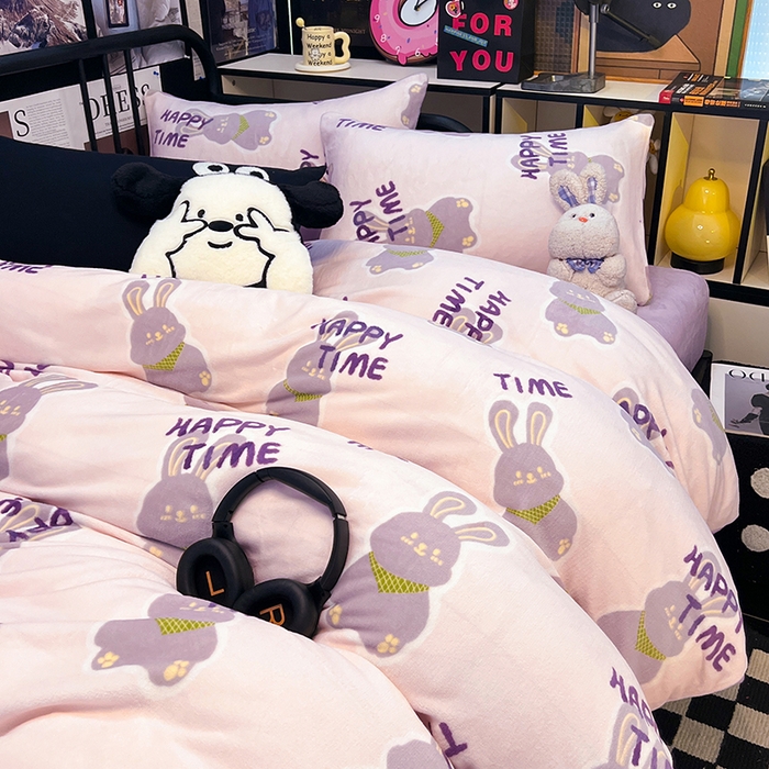 91家纺网 家纺一手货源 找家纺 HL原创 2024新款黑色场景印花牛奶绒四件套 紫韵兔兔