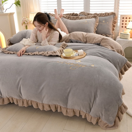 91家纺网 家纺一手货源 找家纺 （总）湘雪 2025新款高克重纯色刺绣绣花双层花边款牛奶绒羽蝶款