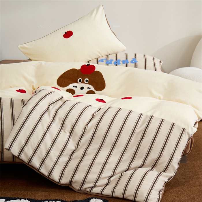 91家纺网 家纺一手货源 找家纺 呗旺鹿 2024新款高克重小清新拼接款毛巾绣牛奶绒四件套原创 苹果小狗