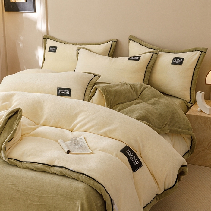 91家纺网 家纺一手货源 找家纺 蜜柚 2024新款纯色简约双拼高克重牛奶绒包边四件套 奶昔白+莫迪绿