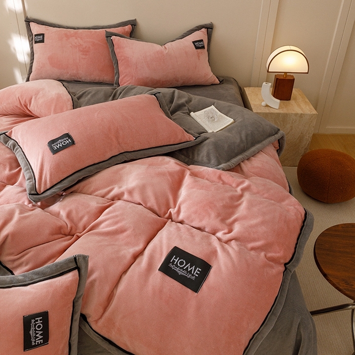 91家纺网 家纺一手货源 找家纺 蜜柚 2024新款纯色简约双拼高克重牛奶绒包边四件套 西瓜红+高级灰